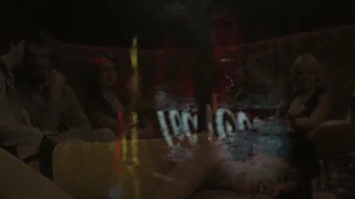 Поново доживи винтаж Божићну канцеларијску забаву са длакавом групном оргијом