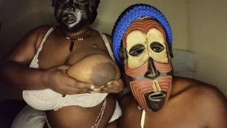 Kenyan kyrkomedlem och pastor delar doggy utan gummi närbild