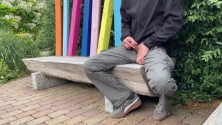 Risikerer avsløring i folksomt offentlig park! 🏞️😲