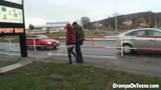 Tsekkaa teini 18+ paukuttamassa vanhaa ukkoa ulkona julkisesti