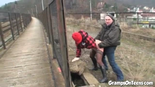 Regarde cette jeune 18+ se faire défoncer en public outdoor