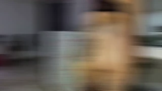 Mi ha offerto il suo culo perfetto per giocarci mentre cucinava