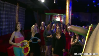 Dancing Bear milf fest med sug och grupknull