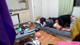 Schulmädchen Hitomi Hanzawa zittert bei multiplen Orgasmen von Freunds riesigem Schwanz
