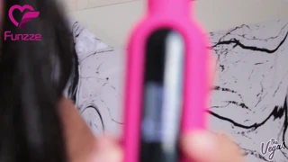 Test sexuálních hraček: Selena Vega miluje Funzze LED wand