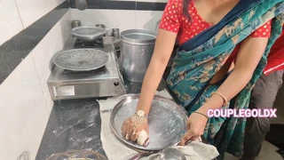 يا رجل، التقيت كومال خارجاً واضطررت لممارسة الجنس معها بقوة في المطبخ