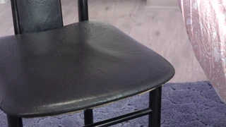 Tömény orosz MILF dug dildót gaping análba és szőrös punciba webkamerán