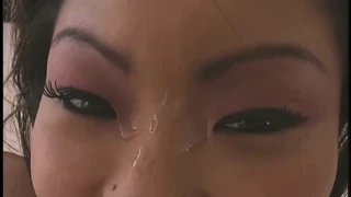 Scopare selvaggia MILF asiatica in calze con spinte anali profonde