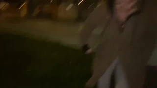 Ulična punca izmenja cigareto za javni flash in močenje