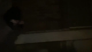 街头妹子用香烟换公共露出闪奶撒尿狂野表演