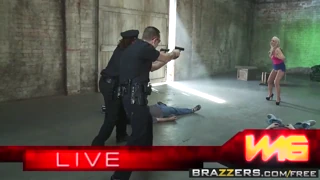 Bintang Brazzers Phoenix Marie Lepaskan Sisi Liar dalam Pertemuan Pejabat Keras