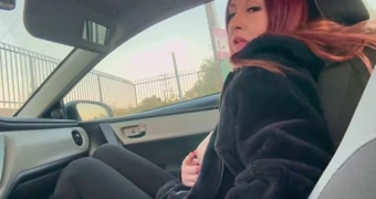 Italijanska milf Artemisia Love puši u autu, pokazuje krupne sise i igra se bradavicama