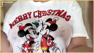 Heimliche busty Hausfrau spielt nass mit Titten zu Weihnachten