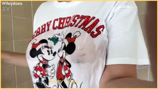 Kotitekoinen busty vaimo leikkii märillä tisseillä jouluna