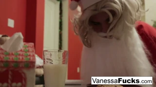 Vanessa Cage širi dok Djed Mraz žestoko jebe usku vlažnu pičku
