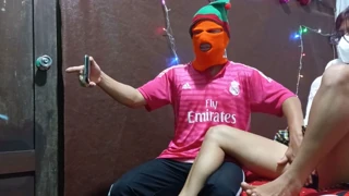 Mshangao wa Krismasi unageuka kuwa kipindi cha kupiga kali cha amateur.