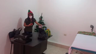 Vánoční žár s latinskou sestrou dotýkající se sama v práci
