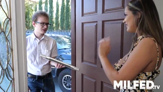 Hei, Remaja Nerd 18+ Ini Baru Perbaiki Laptopku dan Sekarang Aku Tunjukkan Gerakan MILF