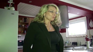 جرمن MILF بڑی قدرتی چھاتیوں کے ساتھ ہمسائے سے سخت فک میں لالچائی گئی