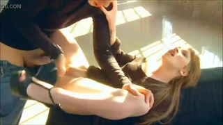 bu sevimli sarışın kız için aşırı anal pompalama. kim o?