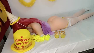 新年乾杯の直後、この18+可愛い子が完璧ボディで初めての激しいアナル体験に