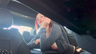 Italiaanse Milf Artemisia Love Toont Grote Tieten Terwijl Rookt in Auto, Lange Paardenstaart Voegt Fetisj Charm!