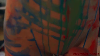 În studio, artista Lilu Moon explorează limite senzuale cu pasiune kink