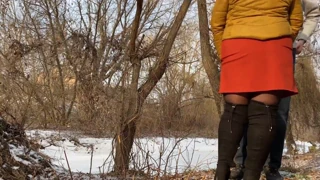 струнка кугуар у панчохах дражнить своїм пишним тілом перед дикою сесією доггістайл