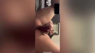 Yo, check haar fisting beide gaten met speeltjes en buttplugs, spuitend overal!