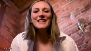 Klara Di oblači ogroman strap-on za POV pegging i lizanje pičke VR femdom