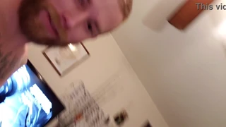 Невинна тийн 18+ разменя свирка за пари за пазаруване