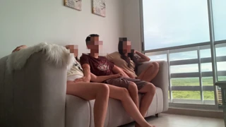 Ne plictisim la TV așa că cele două colege îmi trag manual apoi futem