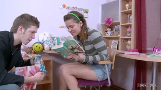 Lil Cutie prend profond dans son cul serré pour l'intensité du martelage brutal