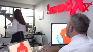 Der Boss feuert sie fast, aber sie rettet Job mit heimlichem Blowjob