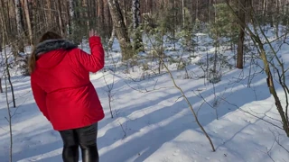Fet Hottie i Sorte Lærleggings Suger og Tar Hard Fylling i Snødekte Skoger