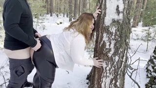 Tyk Hottie i Sort Læder Suger og Tager Hård Fuck i Sne Skove