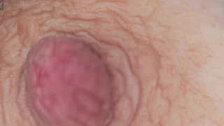 Hüpfende natürliche große Titten und harte Nippel!