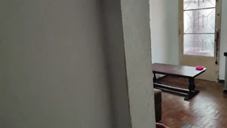 새로운 여자친구들이 남자친구들 멀리서 열정적인 키스 행위에 걸린다