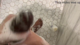 Me metí a la ducha con su BBC palpitante y lo pajee hasta explotar