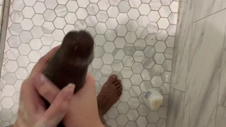 Je saute sous la douche avec sa BBC palpitante et branle jusqu'à explosion de sperme