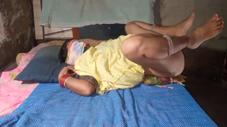 Indisk desi babe ryster røv og tager den i hjemmelavet klip