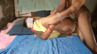 Indisk desi-tjej skakar rumpan och tar den i hemmaklipp