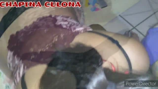 Латиноска с большой жопой дразнит стрингами, сосет хуй и ловит фейшиал