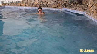 Eva Perez predaje dupetu za totalni anal s crnim kurcem na crvenoj providnoj
