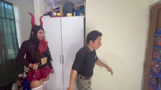 Skutečné venkovní setkání na ulici s busty Latinou