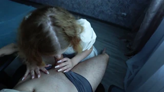 Chuda blond laska chce pożyczyć, ale łapie kutasa na ostre głębokie gardło