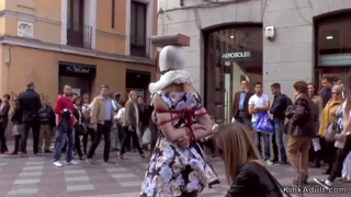 Vixen spaniolă slabă își primește fundul strâmt lovit în public