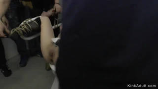 Slim Spanish Vixen pinupundido ang kanyang tight na backdoor sa harap ng madla