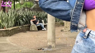 Rekrut bocah gagah cedhak stasiun metro Medellin, flashing umum risiko ing Kolombia