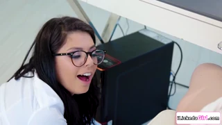 Latina minuta lecca figa della capa in ufficio 👅💦